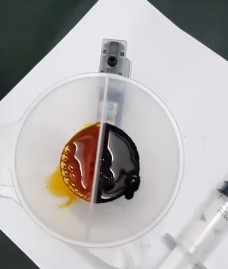 đổ mực vào phễu bộ bù mực